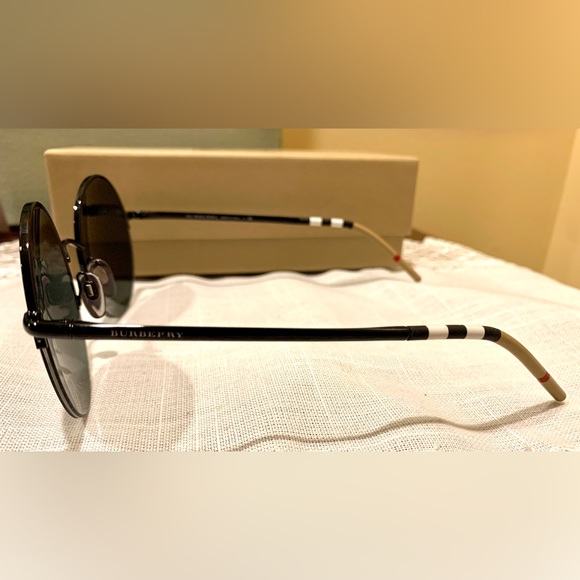 Burberry round sunglasses - Picture 3 of 4